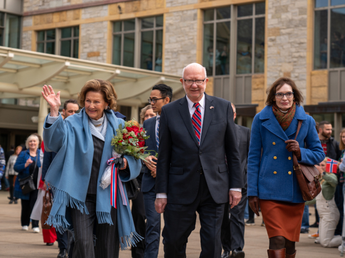 President David Anderson og flere hundre studenter ønsket Dronningen velkommen til St Olaf College. Foto: Simen Sund, Det kongelige hoff